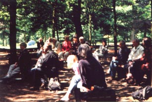 Man versammelte sich um die K�nstler